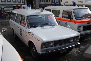 Foto 11: Fiat 125 Fissore appartenente alla G.A.U. di Genova; la macchina ha una sirena marca "La Sonora" sul tetto; elemento tipico degli anni ’70 sono anche i due specchietti posti sui parafanghi: difficili da regolare, in compenso fanno tanto “racing”; la macchina è stata reimmatricolata il 23 Ottobre 1991 – foto Alberto Di Grazia