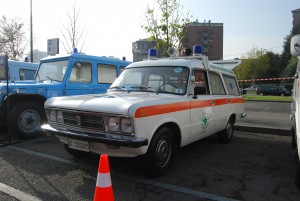 Foto 15: Ragionevolmente, la banda rifrangente è una aggiunta post 1979, così come la croce di Esculapio; anche il gruppo fischio/lampeggiatori non è originale ma a parte questi dettagli, reversibili e testimoni di un uso che è arrivato molto in là negli anni, il mezzo è in ottime condizioni – foto Alberto Di Grazia