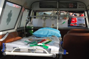 Foto 17: il dettaglio del vano barella: il supporto a croce è una installazione successiva, e risale comunque al periodo d'uso del mezzo, testimone quindi dei cambiamenti che ogni associazione, negli anni, apportava ai mezzi in funzione di necessità contingenti – foto Alberto Di Grazia