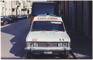 Foto 24: Fiat 125 F.lli Mariani, Croce Rossa di Viareggio, inizialmente destinata al suo sottocomitato di Ripa e passata poi, sul finire della carriera, direttamente in sede; la foto mostra come qui sia stato mantenuto il parabrezza originale della berlina e rialzato il tetto con un riporto in lamiera dalla linea abbastanza squadrata, come del resto la macchina di derivazione- foto Alberto Di Grazia