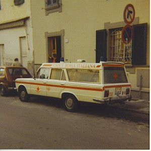 Foto 25: vista da dietro, si nota bene sia lo spoiler con cui termina il rialzo del tetto sia la diversa apertura del portellone che si estende maggiormente ai lati; non trascurabile anche l’allungamento del mezzo, ben visibile in particolare nella lunghezza piuttosto consistente del terzo vetro laterale - foto Alberto Di Grazia