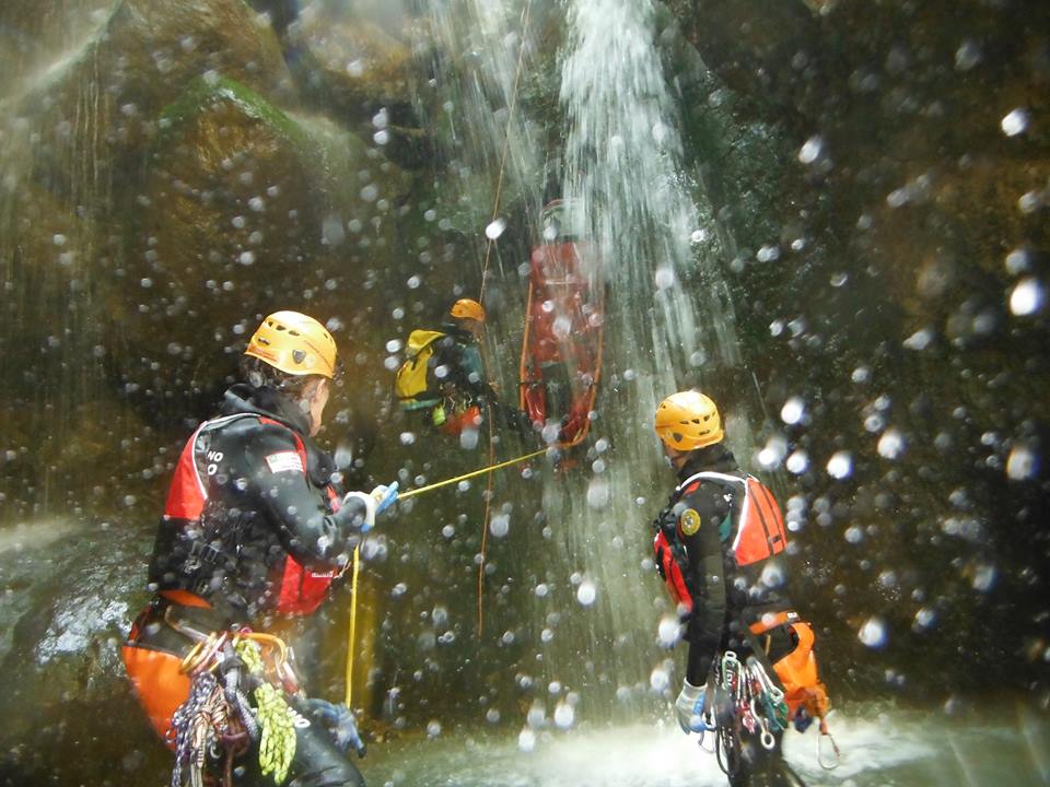 Esercitazione in forra per il CNSAS della Lombardia | Emergency Live