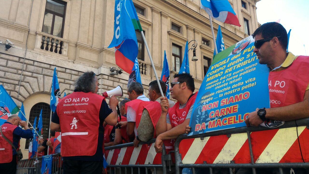 VIGILI FUOCO - PROTESTA CONAPO A MINISTERO MADIA: “STANCHI DI ESSERE PRESI A PESCI IN FACCIA DAI POLITICI” | Emergency Live