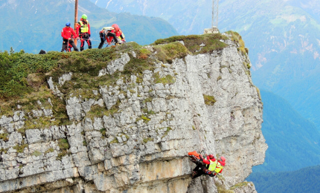 Esercitazioni del Soccorso Alpino: gemellaggio fra SA Agordino e Lecchese al Memorial Anghileri | Emergency Live 2