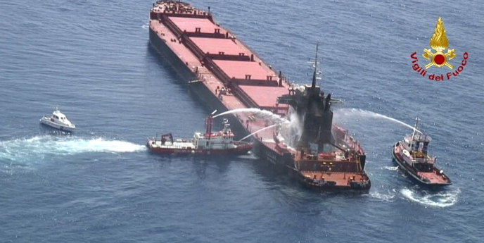 Spegnimento incendi in mare, azione dei Vigili del Fuoco e della Guardia Costiera a Vibo Valentia | Emergency Live