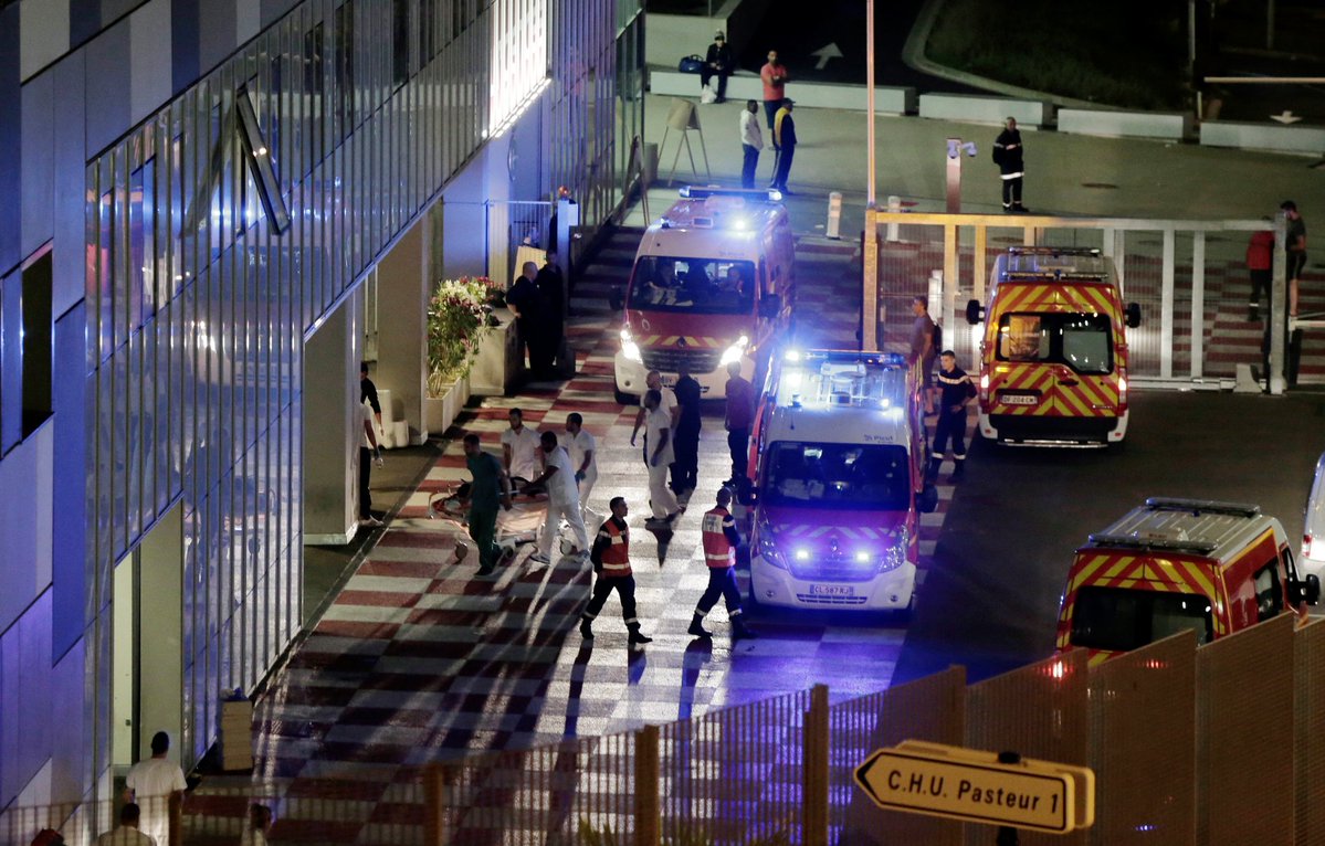 Terrore a Nizza, terrorista piomba sulla folla con un camion: 84 morti | Emergency Live