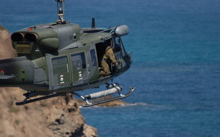 Marinaio gravemente ferito soccorso ed evacuato da un Elicottero dell'Aeronautica Militare | Emergency Live