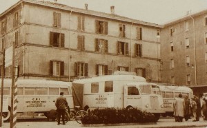 Foto 02: Nella vista esterna si nota la composizione del complesso, formato da autotreni il rimorchio dei quali andava ad incrociare le motrici per formare una pianta a doppia T - foto da depliant Grazia