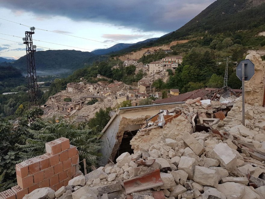 Aggiornamenti sul terremoto in centro Italia: molte vittime, migliaia di soccorritori sul posto | Emergency Live 8