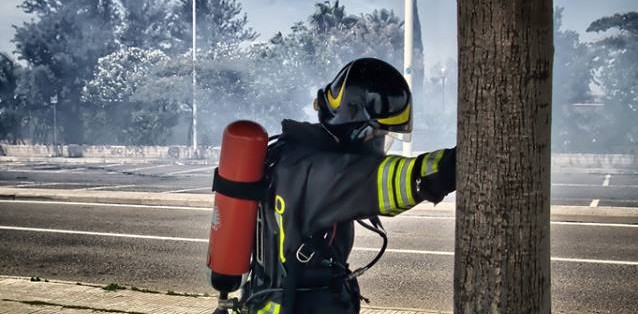 Com'è il volto di un Vigile del Fuoco mentre cerca di sconfiggere un incendio? | Emergency Live 1