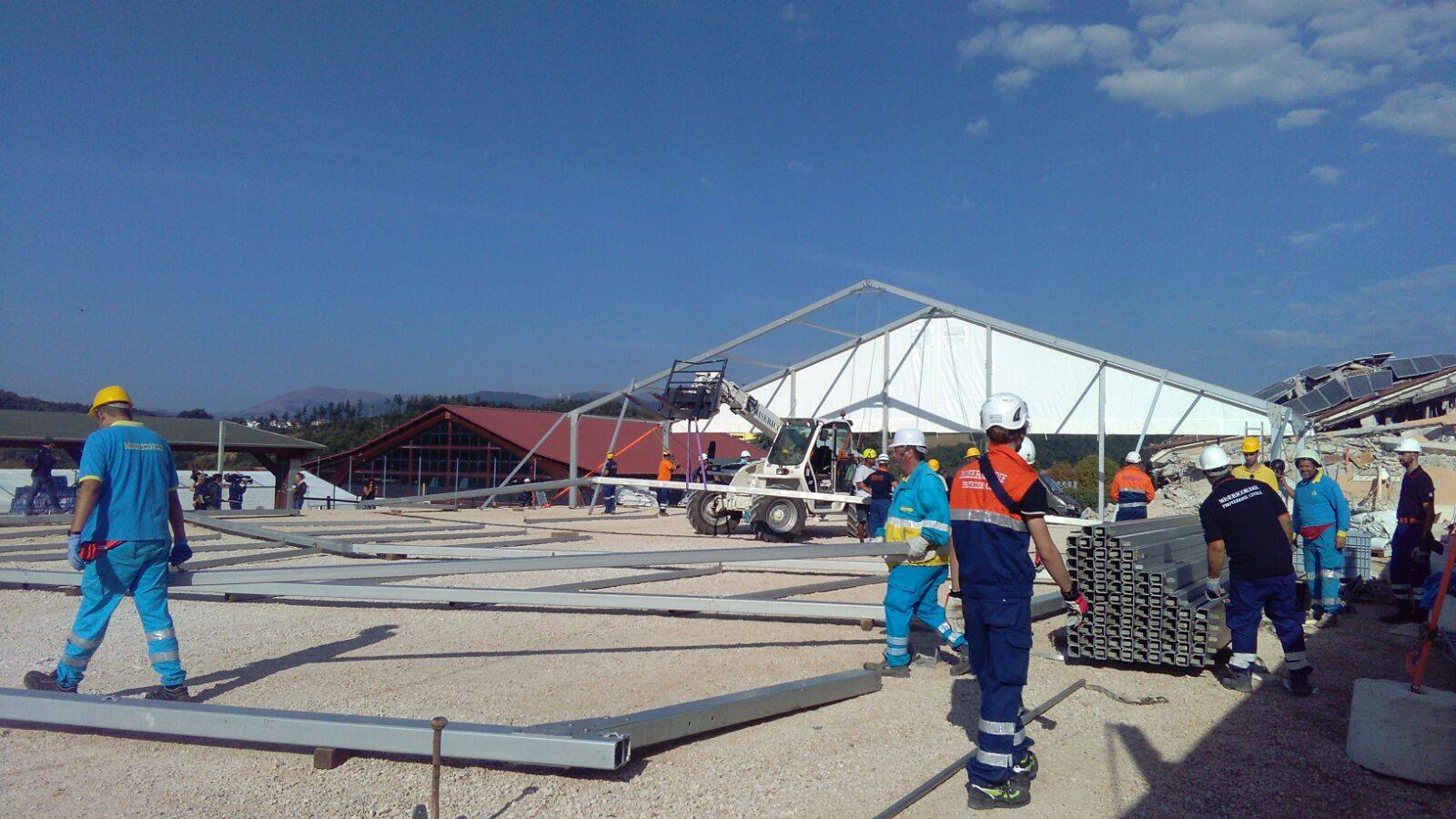 Terremoto in Centro Italia, funerali organizzati con i soccorritori delle Misericordie e la Protezione Civile | Emergency Live