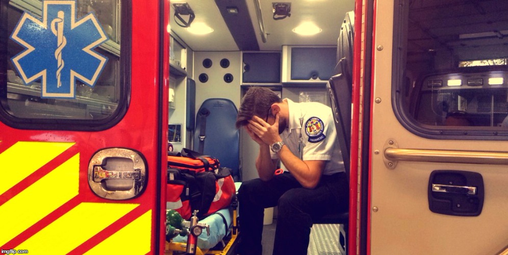 Follie dal mondo: Pazienti che chiamano il 118 per dire all'autista dell'ambulanza di andare più forte! | Emergency Live