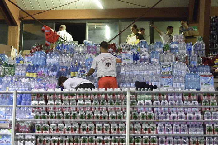 Suggerimenti per aiutare i terremotati senza andare sul posto (donare sangue, soldi e materie prime) | Emergency Live 5