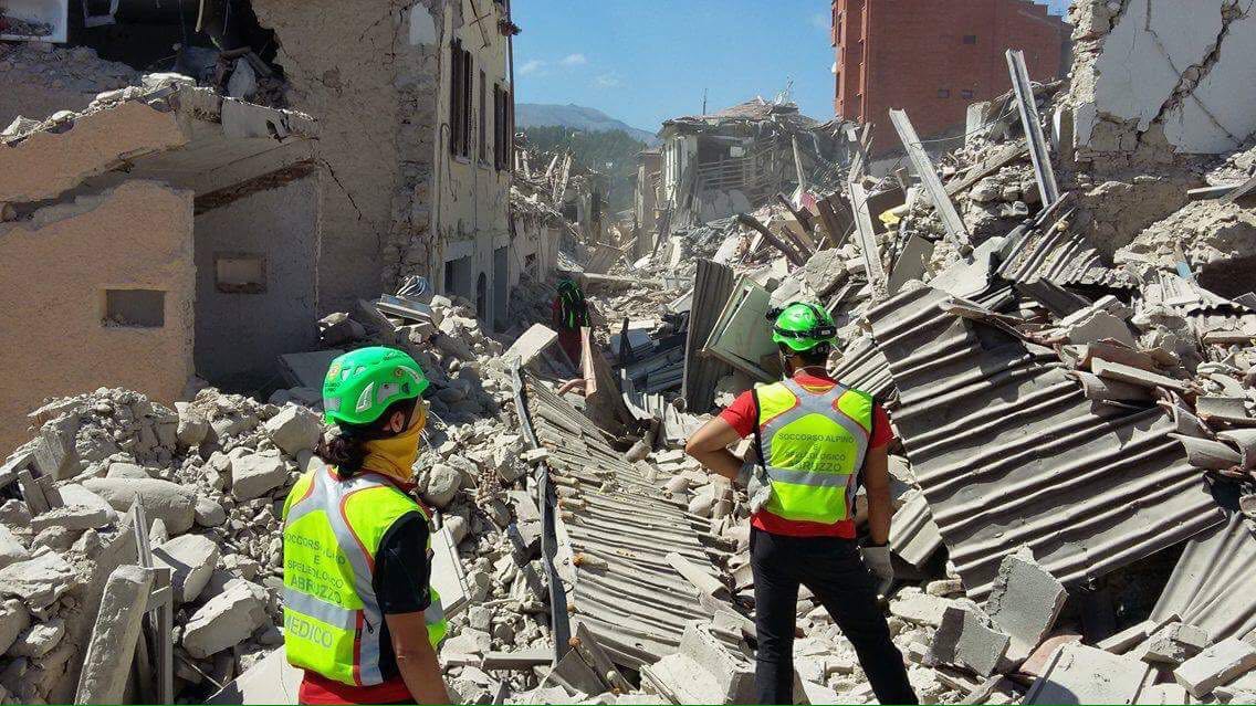 100 soccorritori e 12 "nasi". Le unità cinofile del CNSAS sul terremoto | Emergency Live 1