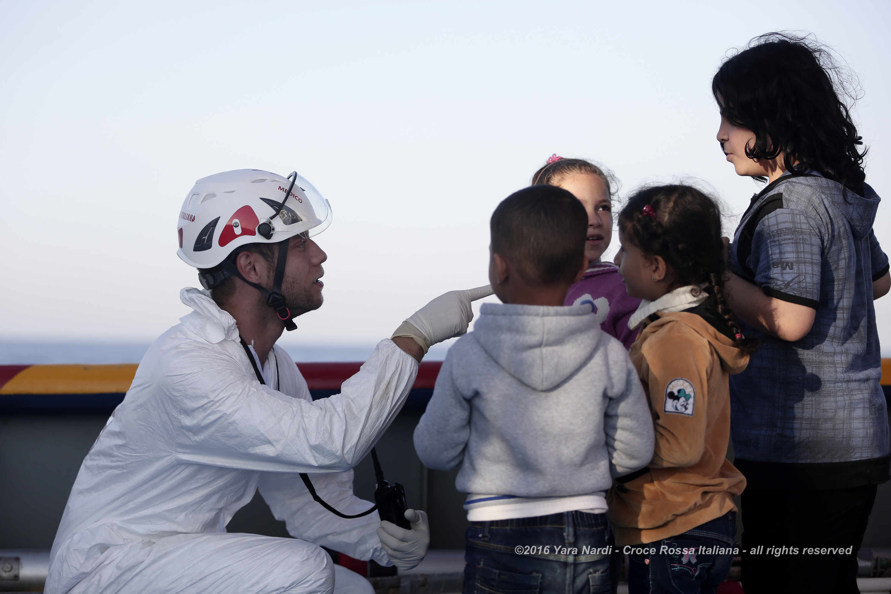 Un giorno nella vita dei soccorritori del MOAS e della Croce Rossa, in mezzo al Mar Mediterraneo | Emergency Live