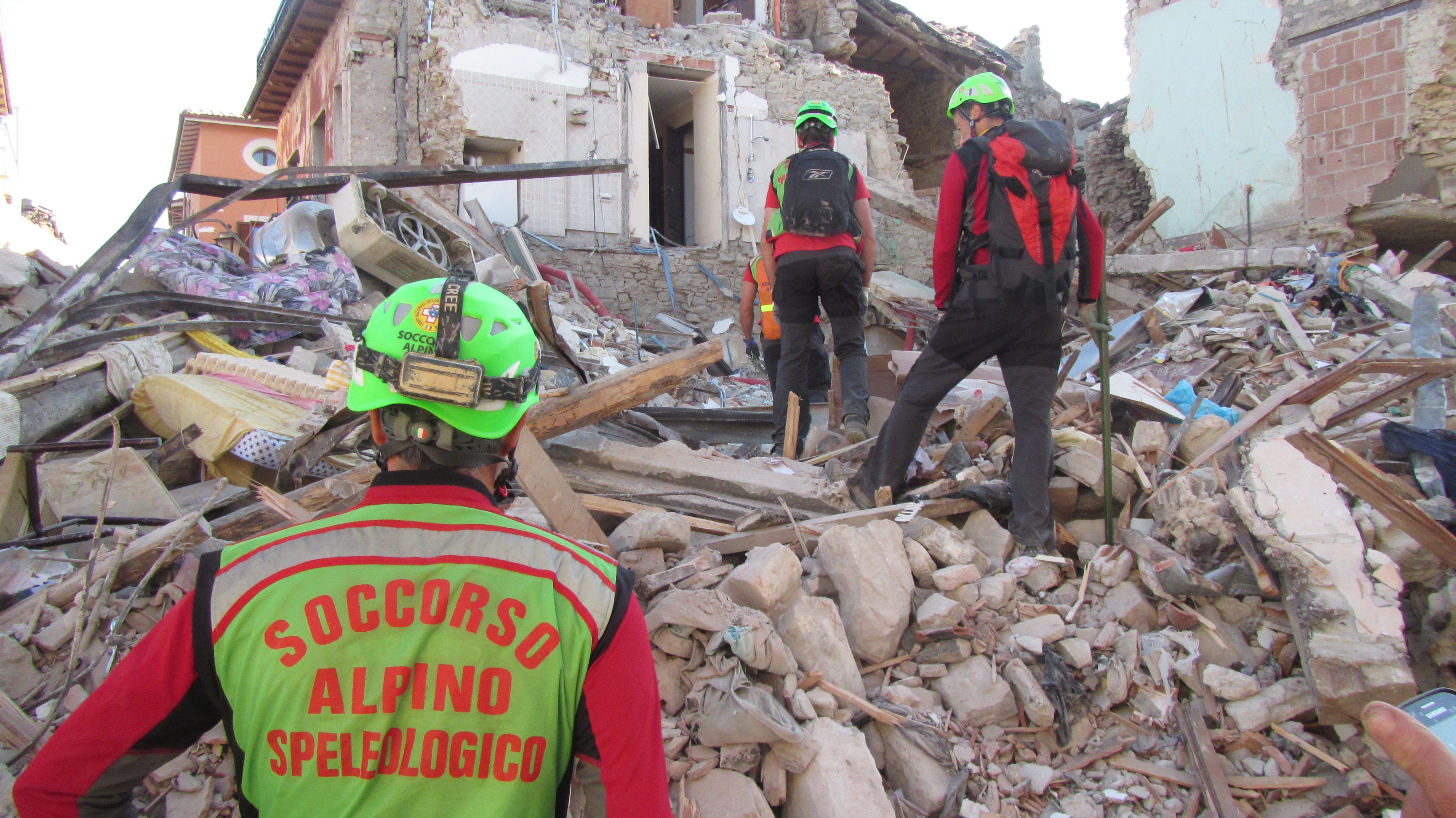 100 soccorritori e 12 "nasi". Le unità cinofile del CNSAS sul terremoto | Emergency Live 21