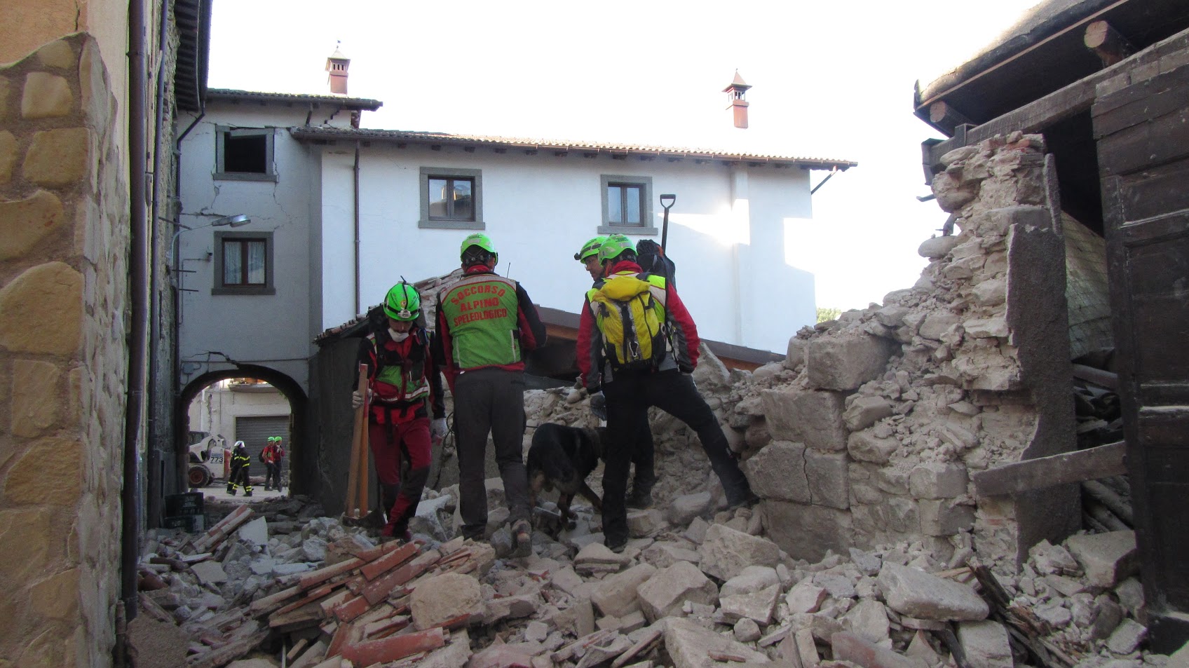 100 soccorritori e 12 "nasi". Le unità cinofile del CNSAS sul terremoto | Emergency Live 20