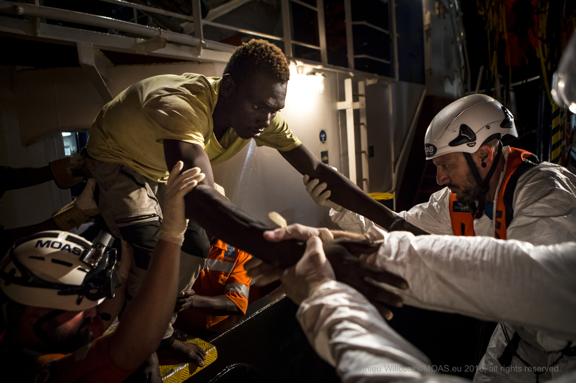Nell'indifferenza di tutti l'emergenza migranti aumenta. Sono più di 10 mila le persone salvate in meno di una settimana | Emergency Live