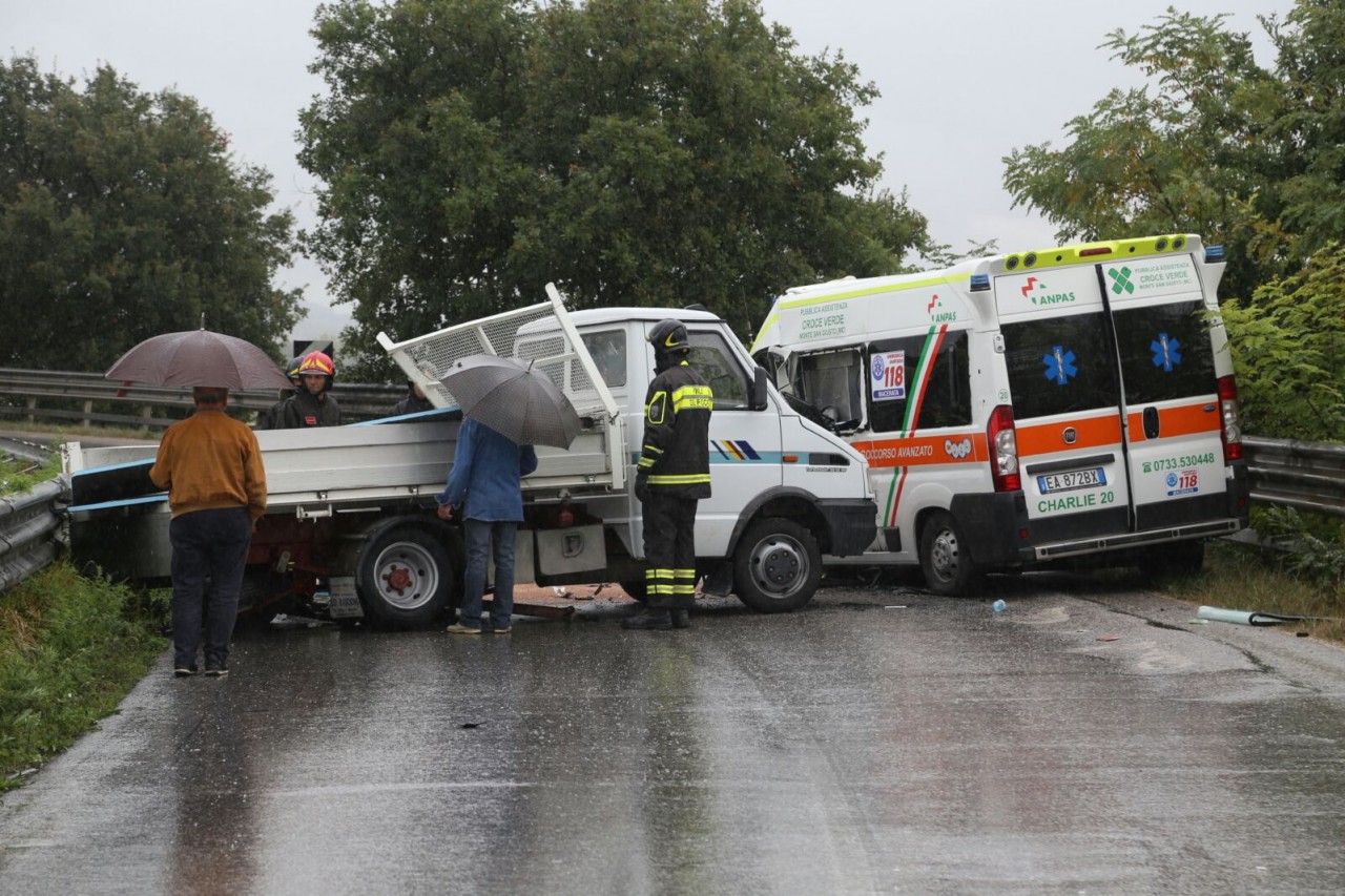 Incidente ambulanza: Il pericolo del "viscoplaning" e "acquaplaning" nella guida dei veicoli di emergenza | Emergency Live 2