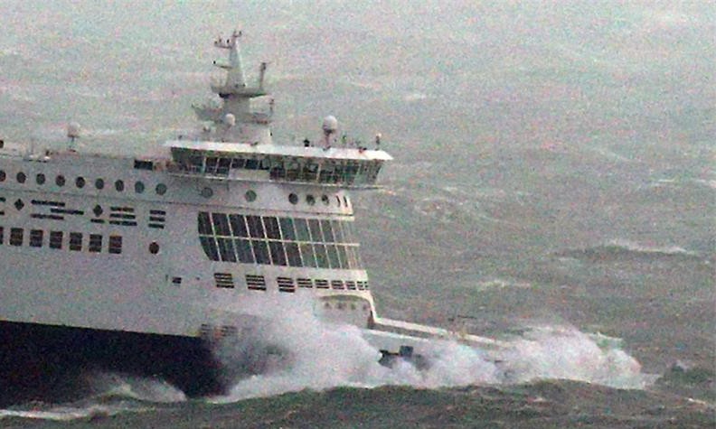 Maltempo in Nord Europa, Normandia e Bretagna senza luce, incidente nel Canale della Manica | Emergency Live