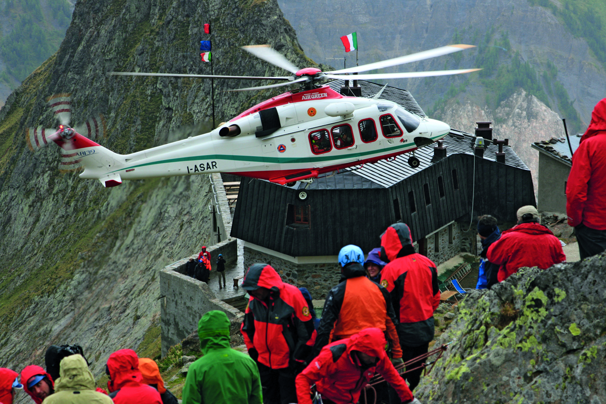 Vuoi volare con tutti gli elisoccorso d'Italia? Sali a bordo del nuovo libro SOS Italian helicopter rescue operations | Emergency Live 6