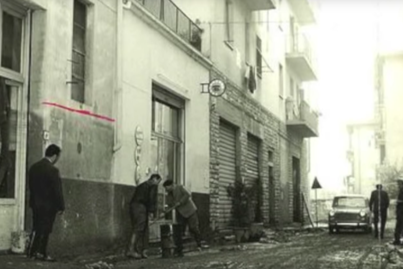 Alluvione di Firenze, chi c'era e l'ha vissuta racconta l'esperienza che ha cambiato il soccorso in Italia | Emergency Live