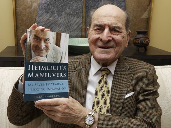 Henry Heimlich: l'inventore della manovra anti-soffocamento muore all'età di 96 - Rivediamo insieme la manovra salvavita | Emergency Live