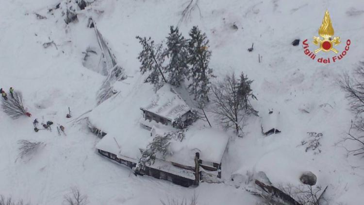 Emergenza Neve e Terremoto: 2 sopravvissuti, estratto il primo corpo | Emergency Live 5