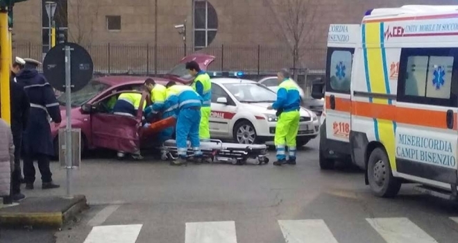 Firenze: un auto e un'ambulanza si scontrano. Ci sono feriti | Emergency Live