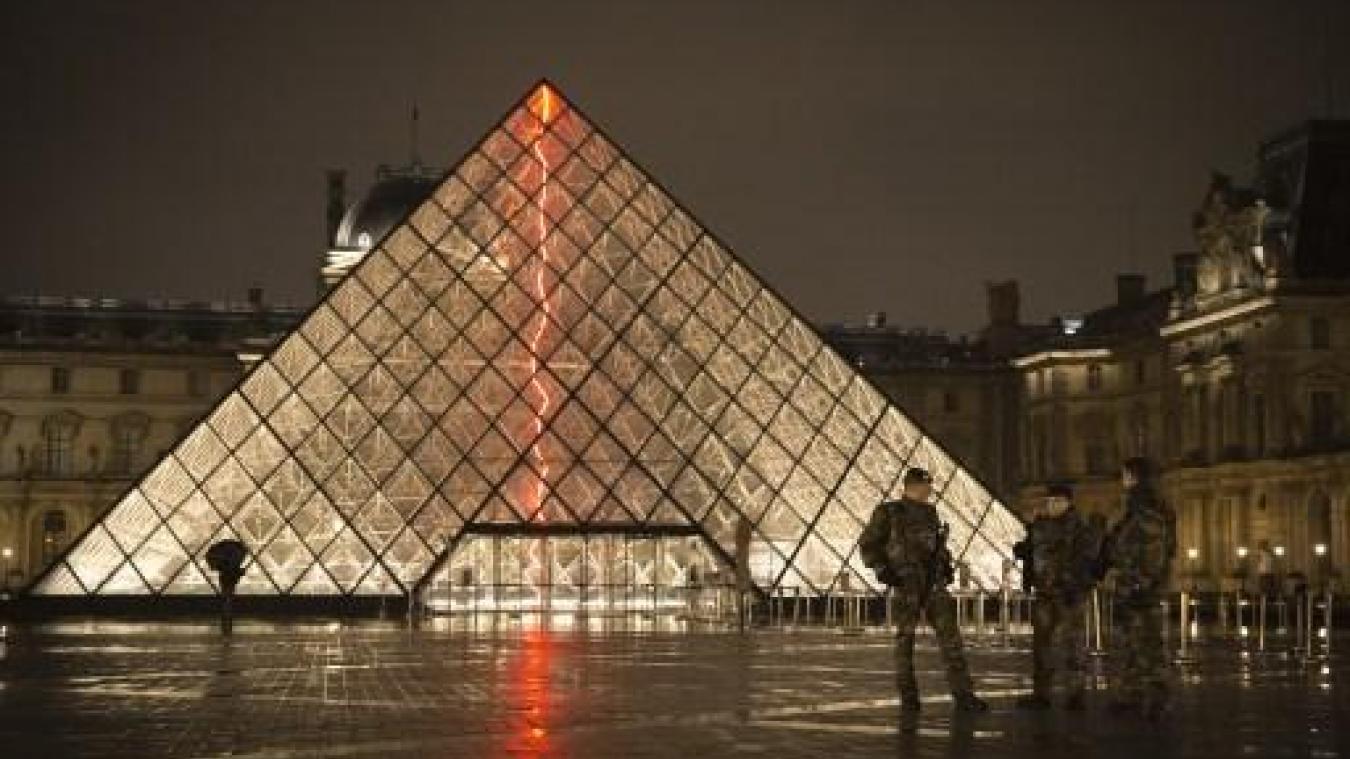 Aggressione al Louvre, un soldato apre il fuoco | Emergency Live
