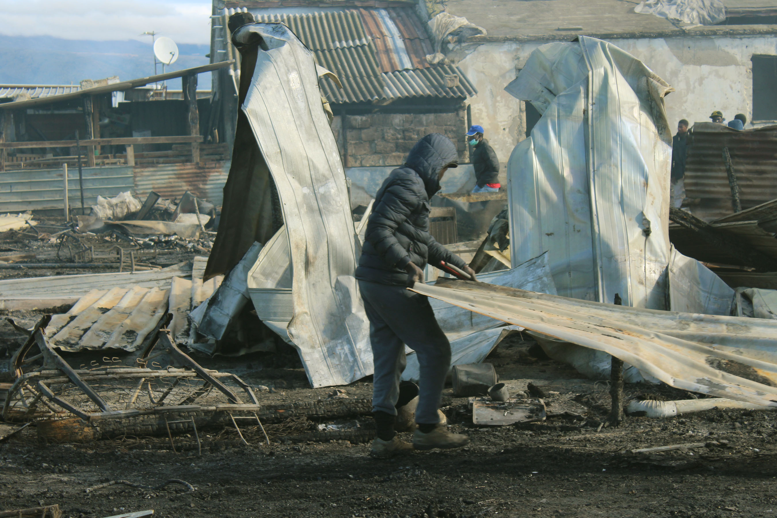 Emergenza nel foggiano, due morti nel rogo del ghetto di Rignano | Emergency Live 1