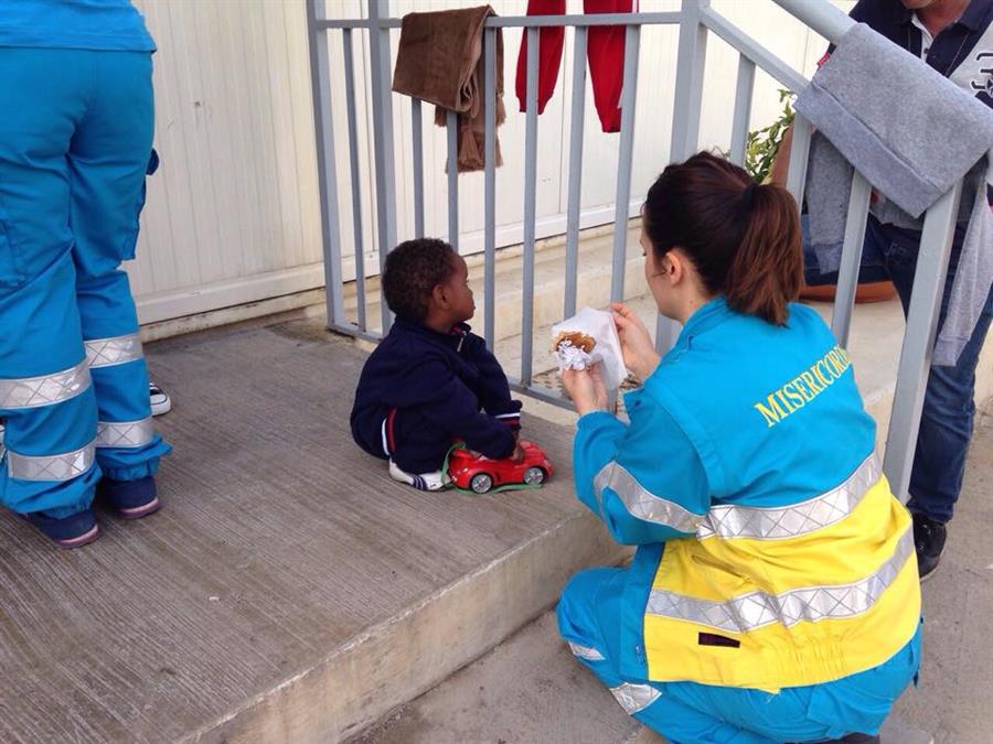 Gli operatori delle Misericordie ricongiungono la piccola Oumuh alla mamma | Emergency Live