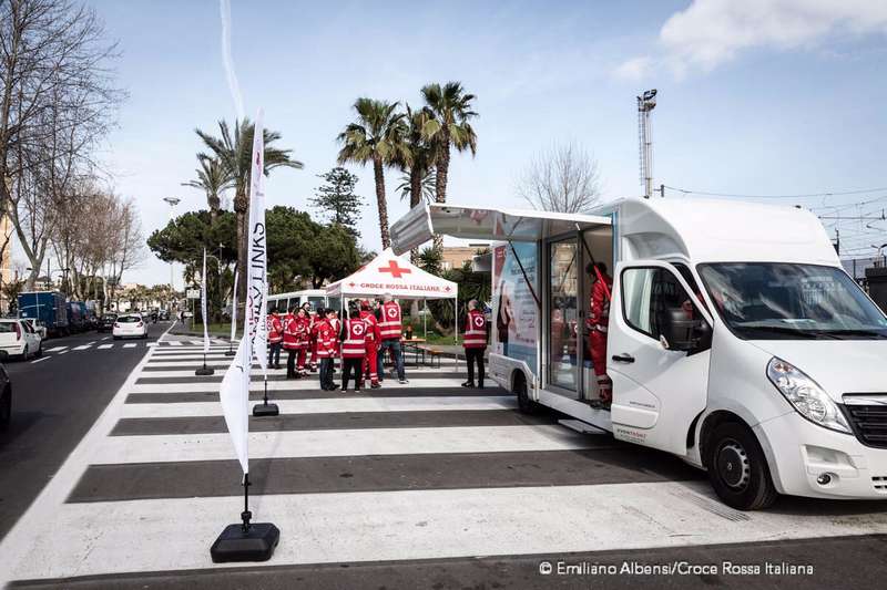 "Tracing Bus" della Croce Rossa: la cabina telefonica itinerante per i migranti | Emergency Live 2