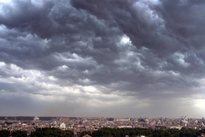 Maltempo: in arrivo venti molto forti, temporali e calo delle temperature. Mareggiate sull'Adriatico | Emergency Live