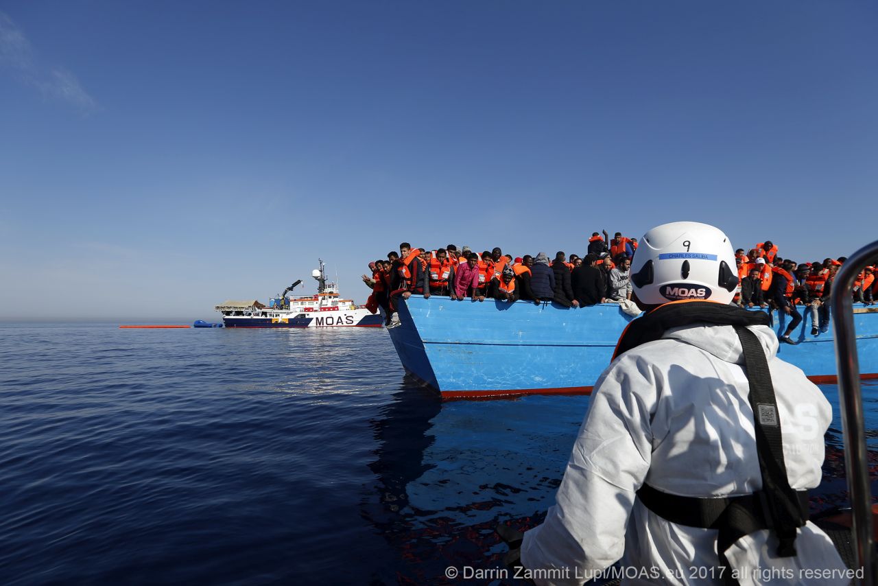 Traffico di migranti: M5S accusa MOAS e tutte le altre sigle europee, andando ben oltre la calunnia | Emergency Live 2