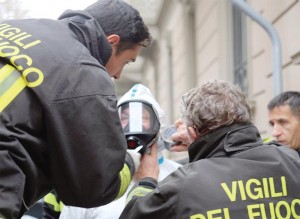 Preparazione di un Vigile del Fuoco per l'ingresso in zona arancio, esercitazione a Torino