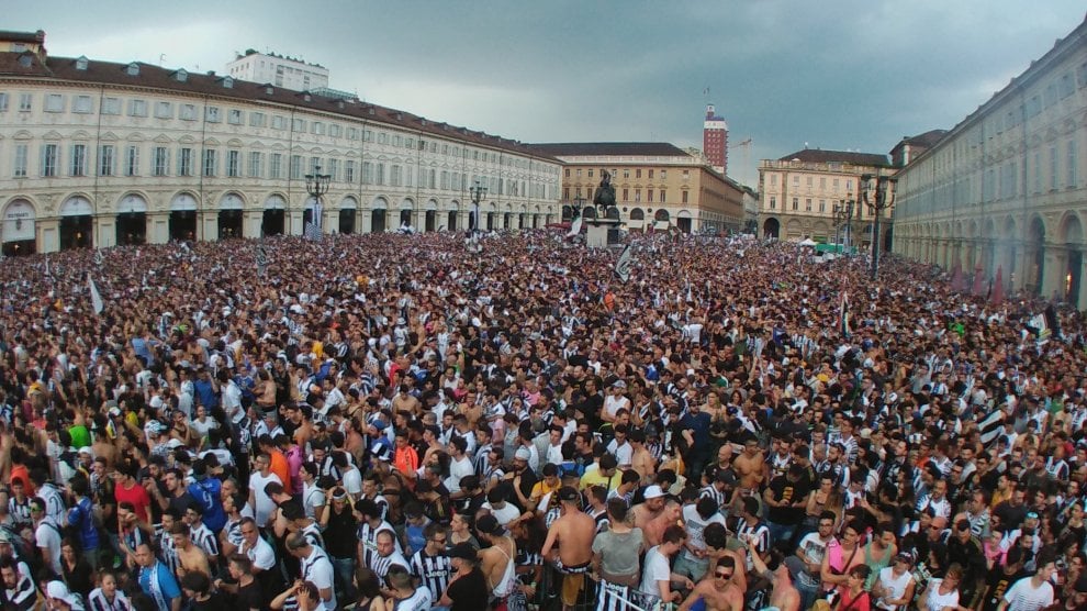 Torino, sessanta maschere bianche a passeggio in Roma e piazza San Carlo -  Torino Oggi