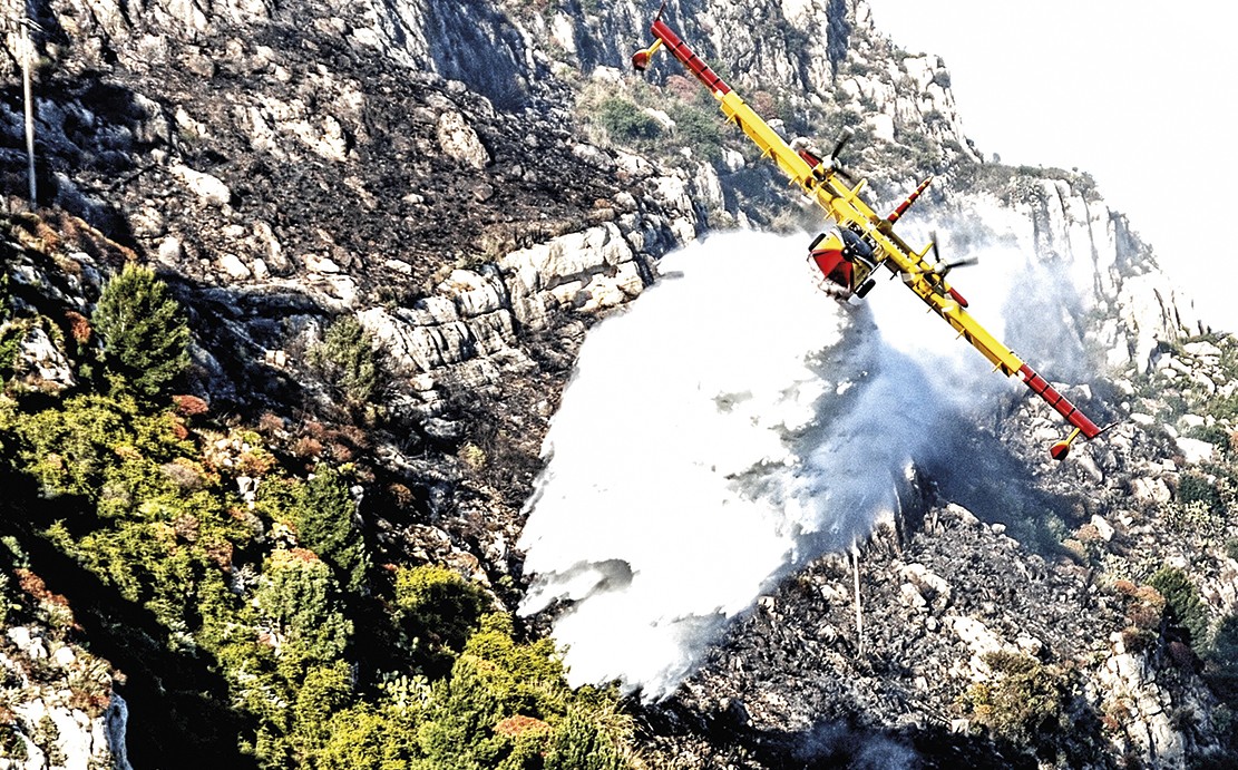 Incendi boschivi: da stamattina 24 richieste d'intervento aereo | Emergency Live