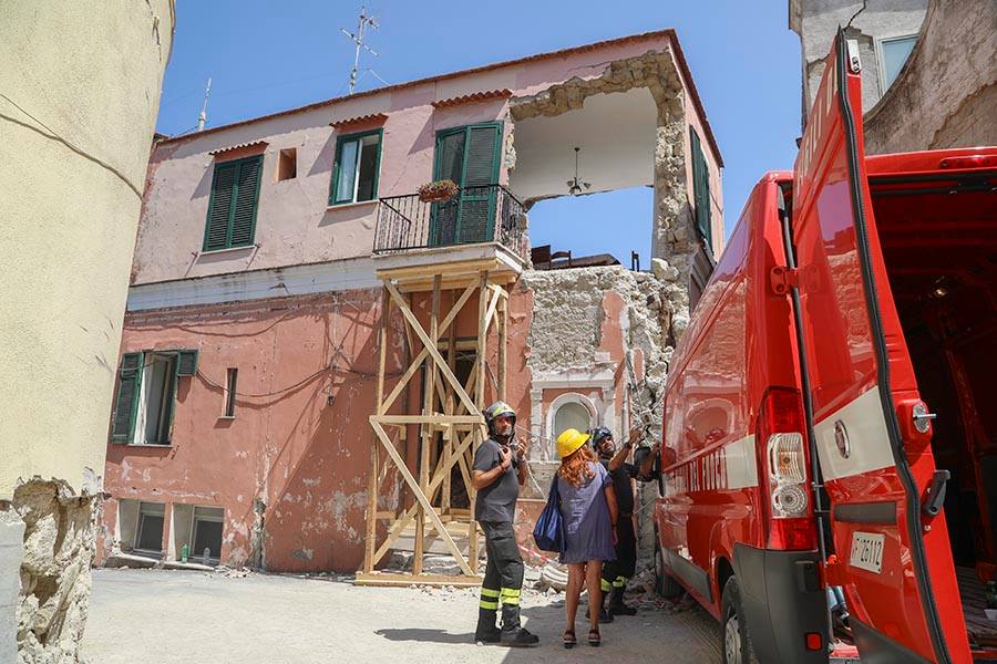 Ischia: salgono gli sfollati e le verifiche di agibilità dureranno ancora a lungo | Emergency Live