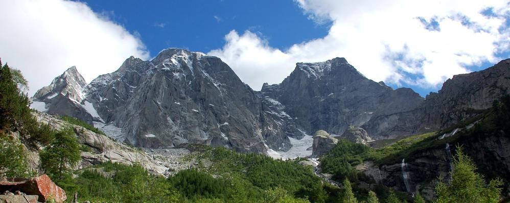 Frane e fiumi di fango, è crollata una parete del Pizzo Cengalo nelle Alpi | Emergency Live 1