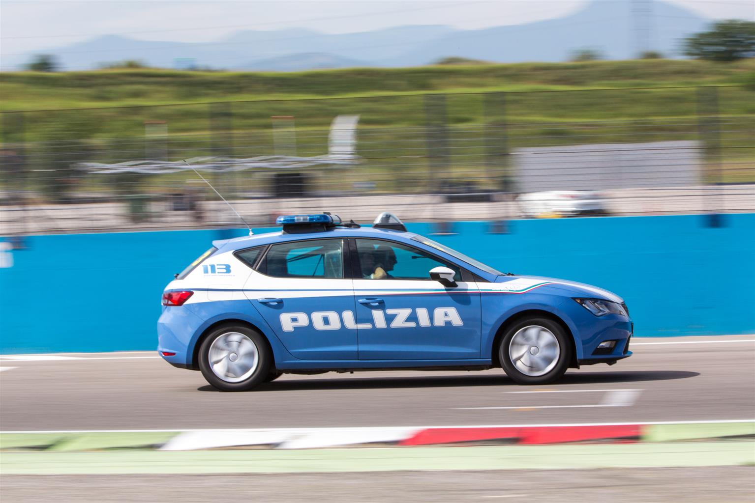 Media la seat e la polizia di stato impegnate in pista (8 ... La polizia