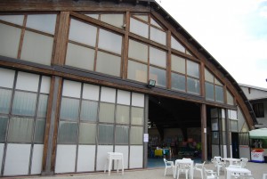 02: l'ingresso del PalaPlan, al cui interno era stata allestita la Mostra Fotografica, l'area espositiva dei disegni dei bambini delle scuole locali, quella dei truccatori ed il maxi-schermo