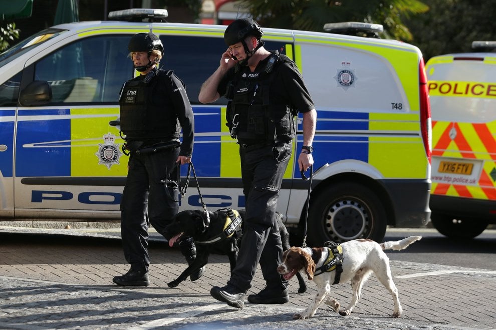 Londra: attacco terroristico in metropolitana - 18 i feriti e un secondo ordigno disinnescato | Emergency Live 4