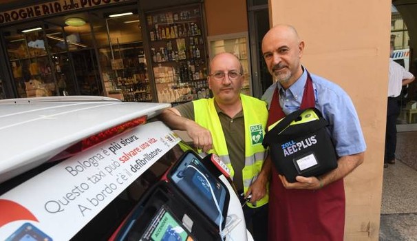 Il defibrillatore in auto? Funziona! A Bologna un uomo è stato salvato grazie a un tassista | Emergency Live