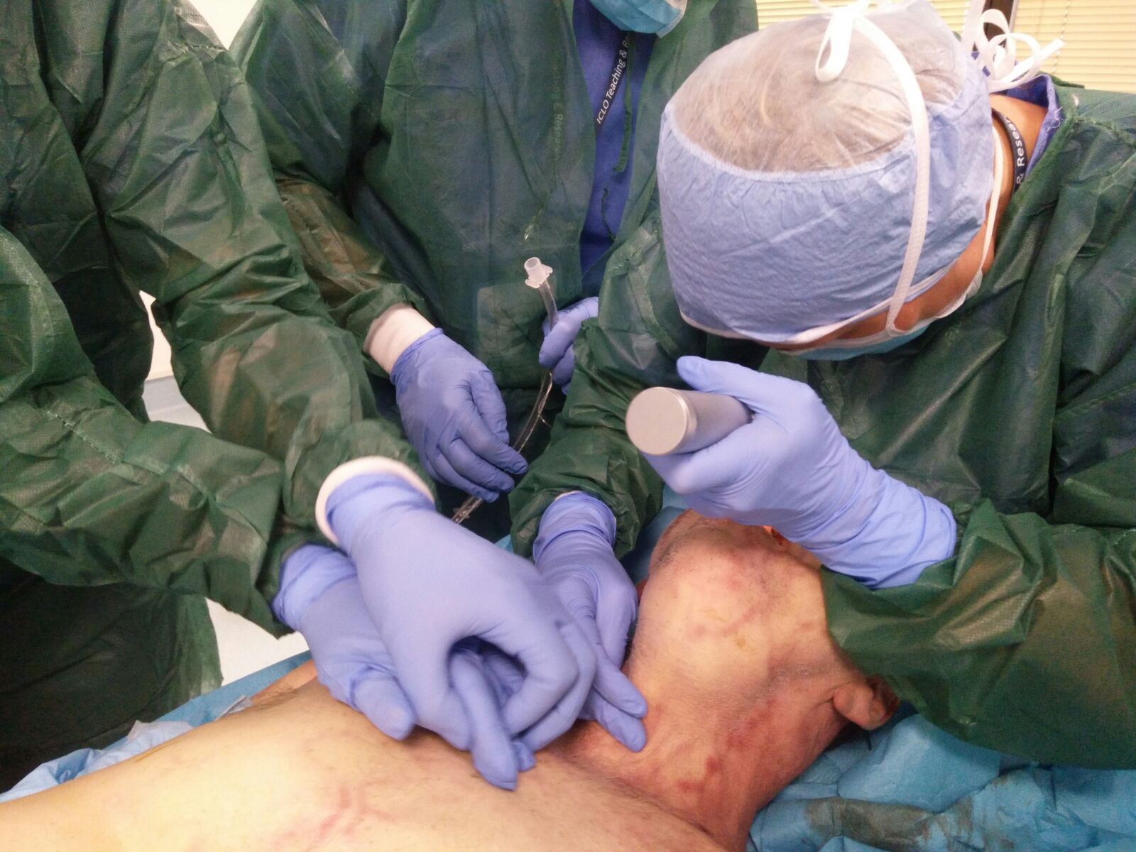 La formazione, quella fatta bene: dentro al CadaverLab, procedure anatomiche di emergenza sanitaria | Emergency Live 7