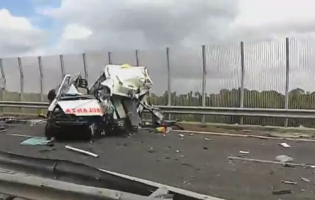 Salento, frontale in autostrada fra ambulanza e Tir: morto autista e paziente | Emergency Live