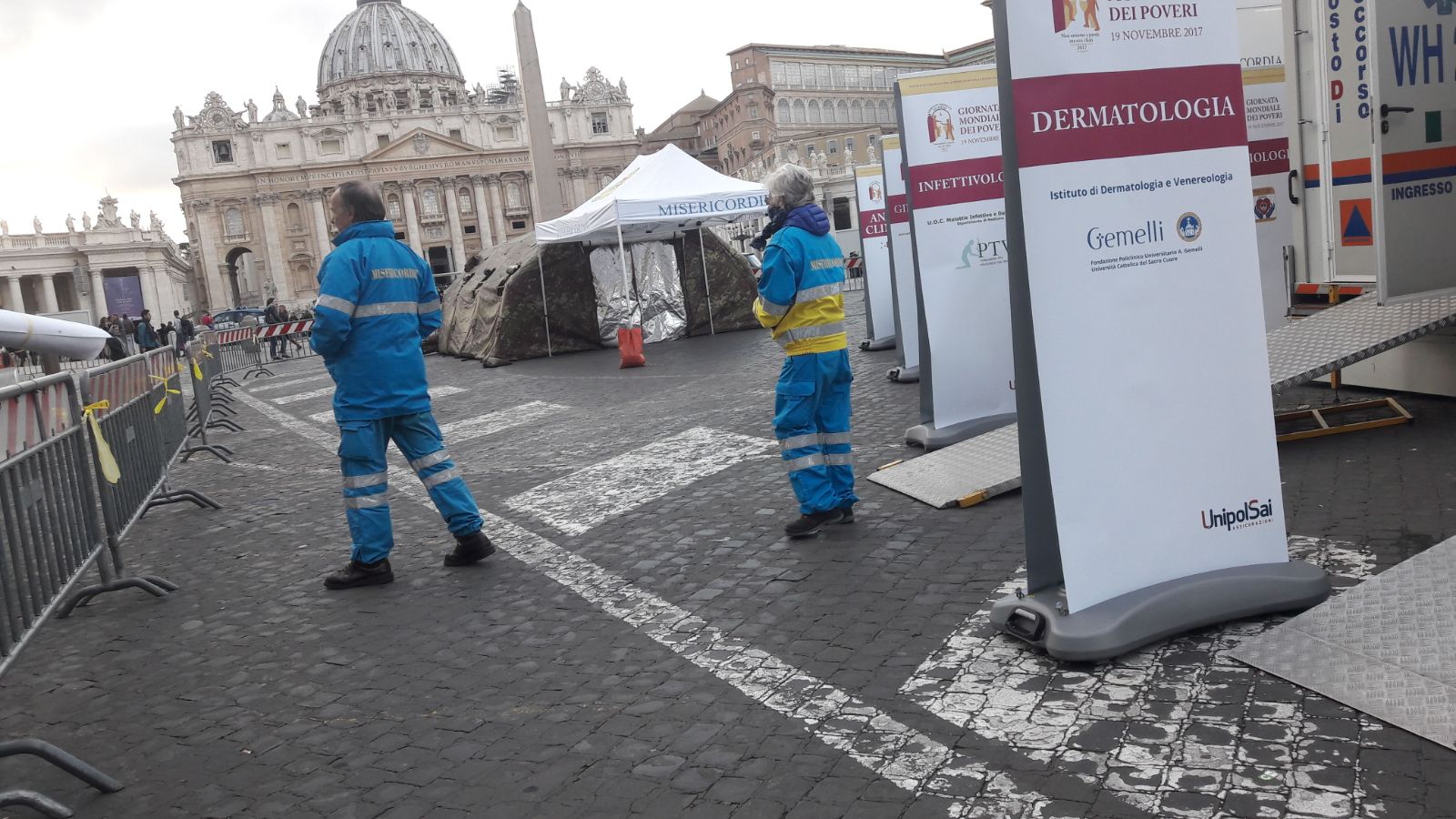 Check-up medico per i poveri in piazza San Pietro in occasione della Giornata Mondiale dei Poveri | Emergency Live 4