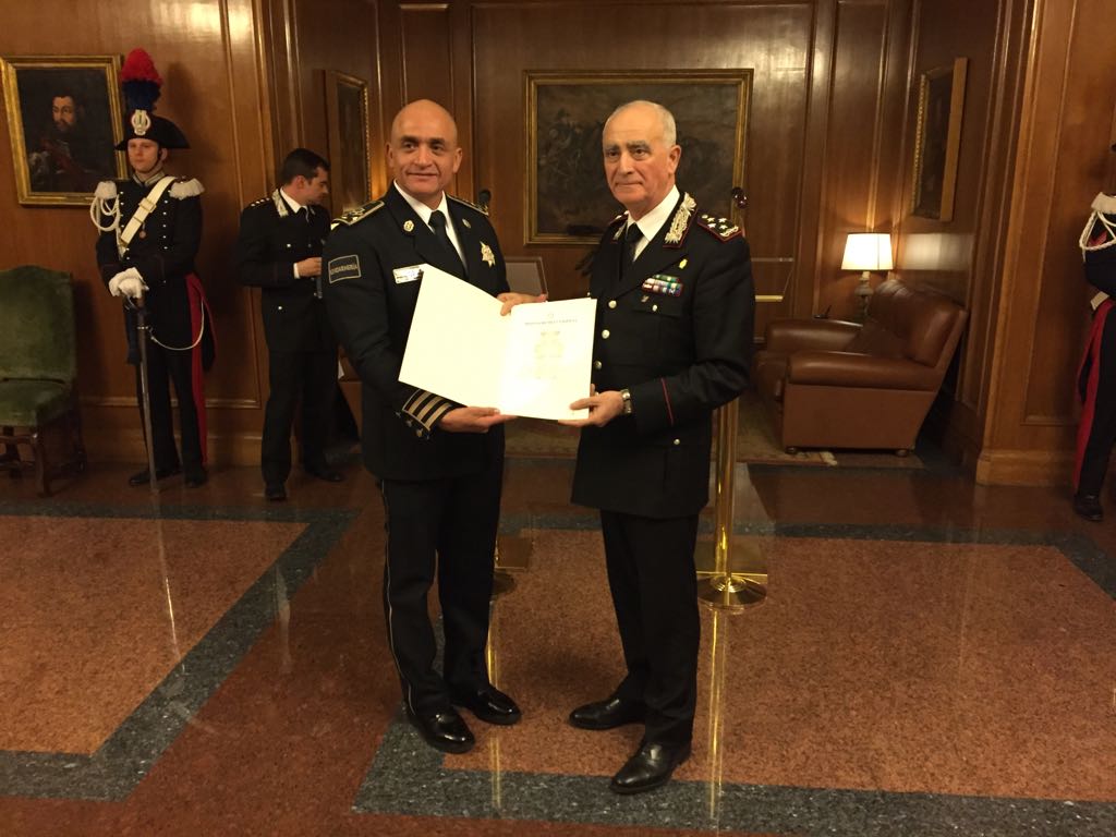 Il Generale Del Sette conferisce la Croce d'Oro al Merito dell'Arma dei Carabinieri al Commissario Generale della Polizia Federale Messicana | Emergency Live