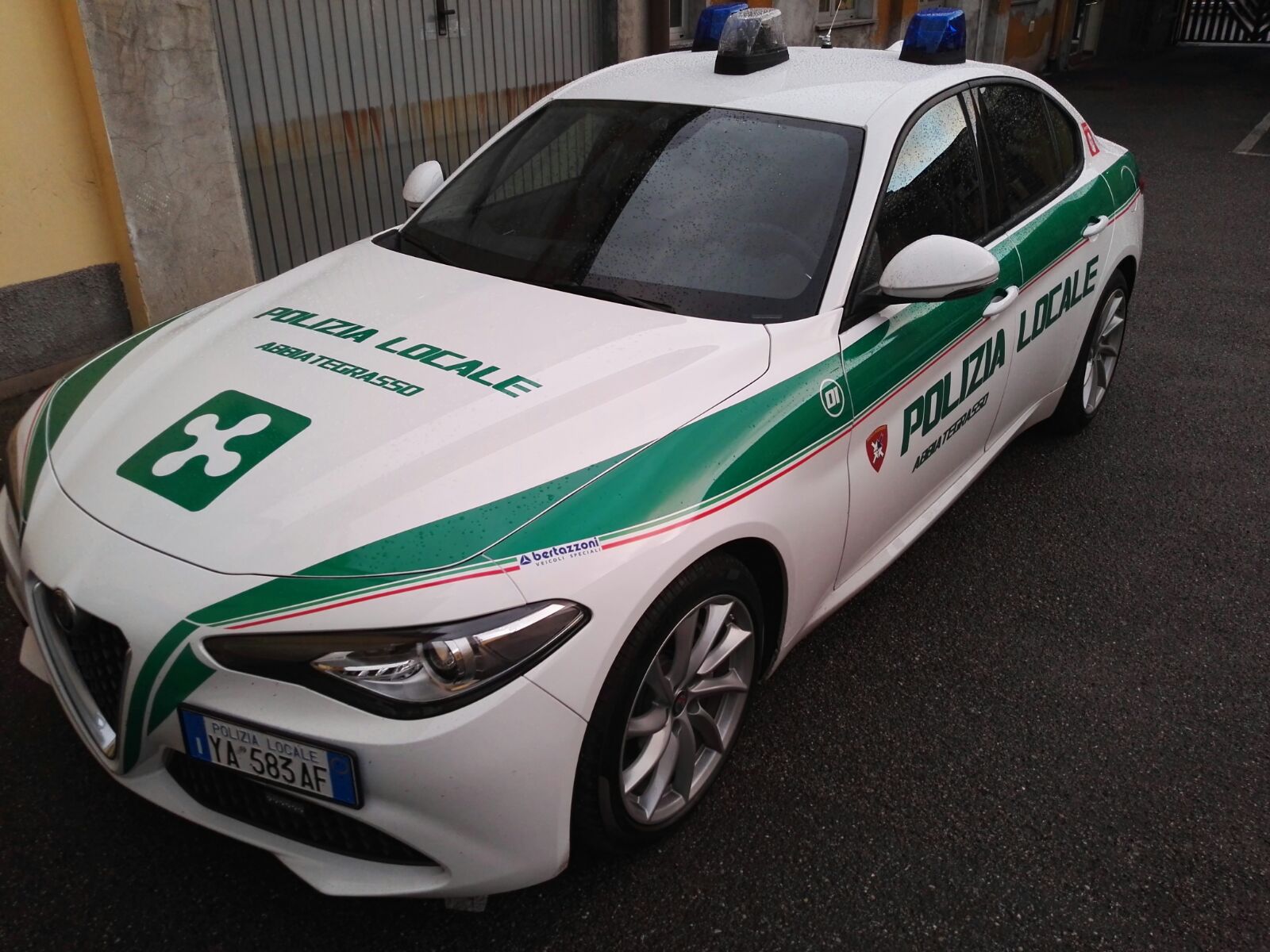 Polizia Locale reparto trasporto organi: Abbiategrasso crea il primo servizio in Italia su Alfa Romeo Giulia | Emergency Live 23