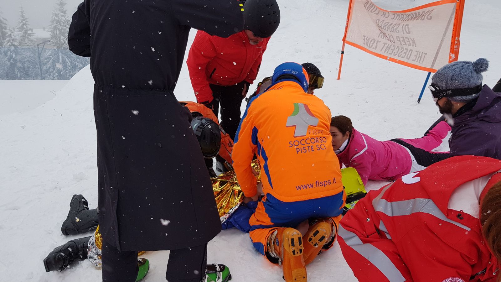 25enne salvato sulla pista da sci da DAE e lavoro di squadra | Emergency Live 3